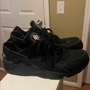 Black Athletic Sneakers Nike Hurache!